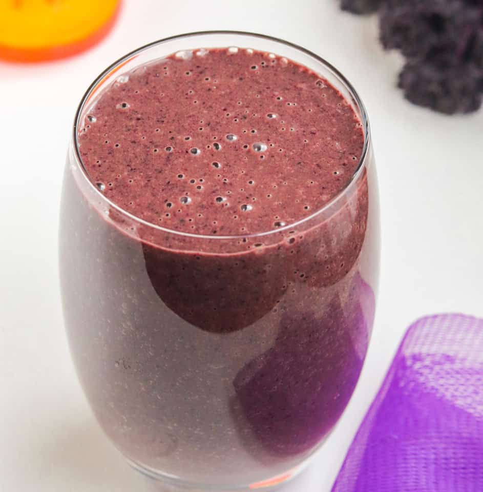 low carb & anti-inflammatory kale smoothie with blueberries