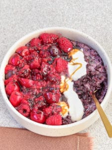 Wonderful breakfast bowl of black rice recipe with raspberries - FOODHEAL