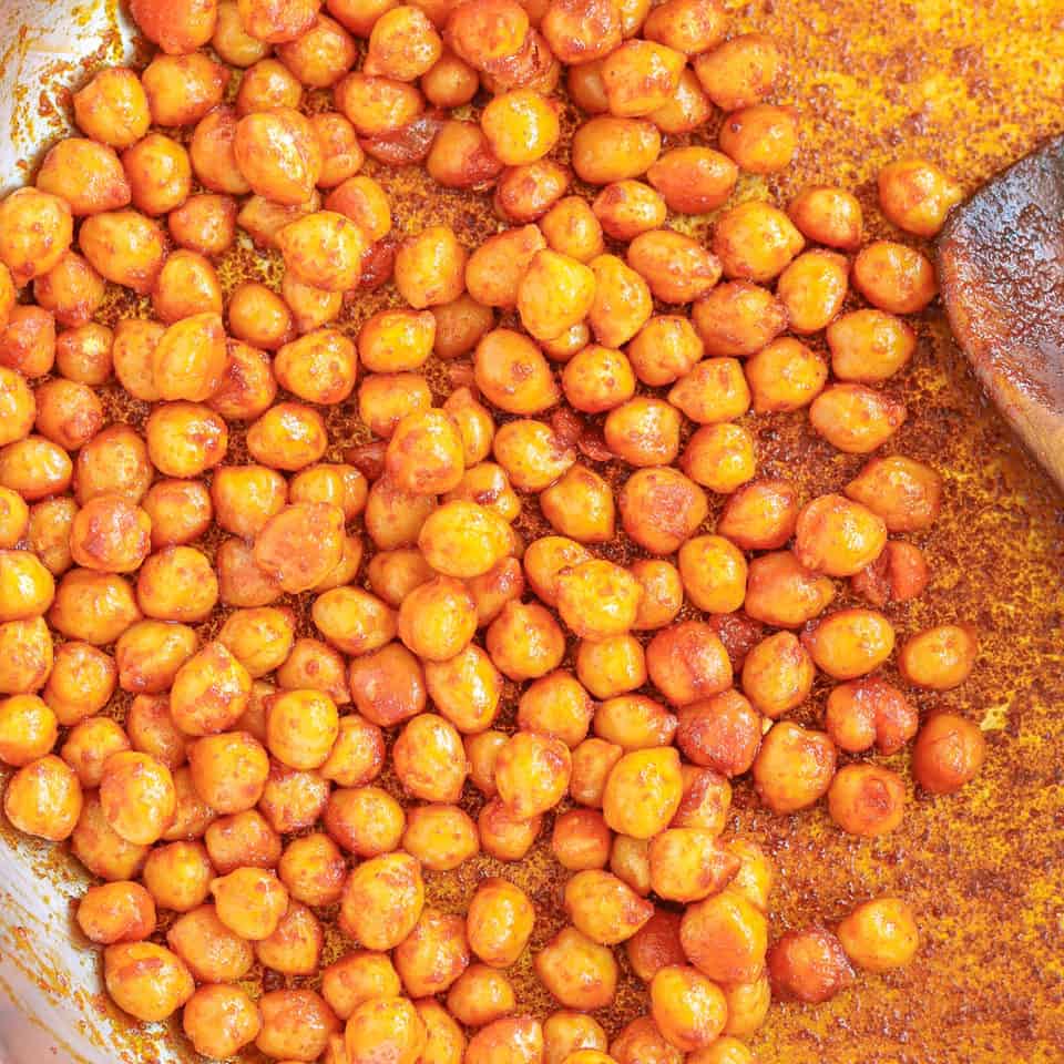 Pan-roasted chickpeas in spices