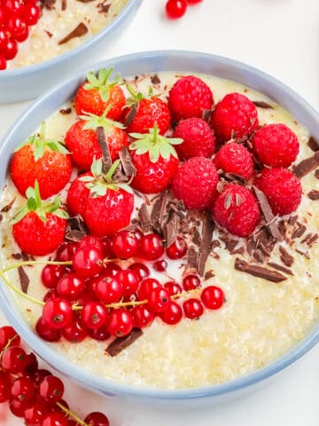A bowl of quinoa breakfast bowl with berries