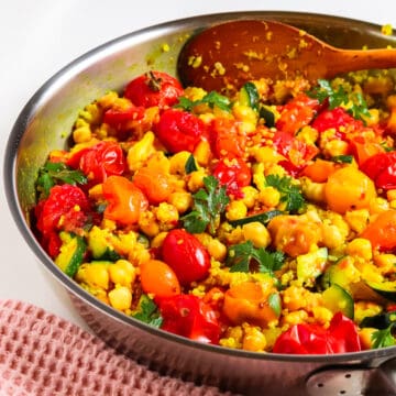 Simple vegan dinner with quinoa and fresh turmeric - FOODHEAL